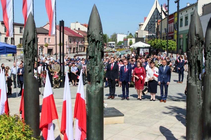 3 Maja w Jaworznie. Mieszkańcy nieśli 15-metrową flagę ZDJĘCIA