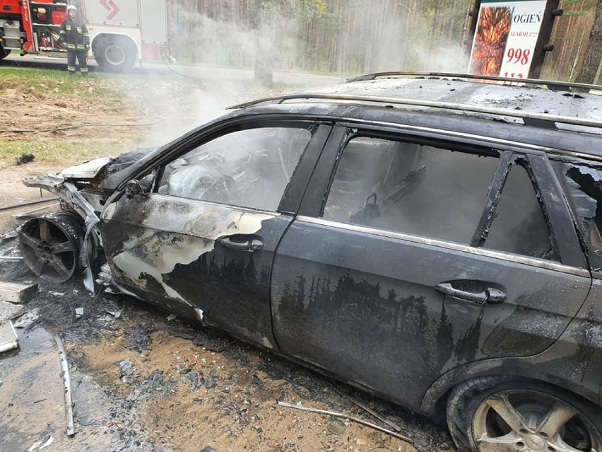 Mercedes spłonął na parkingu leśnym koło Barwic. Czy to podpalenie? [zdjęcia]