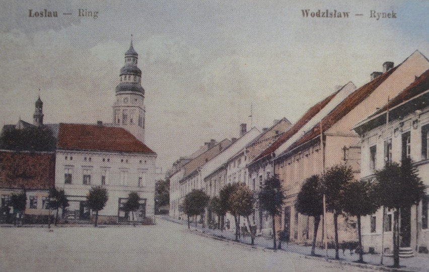 Rynek w Wodzisławiu Śląskim w 1921 roku. W tle nad miastem...