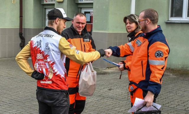 Dziś (20 marca) w rozwożeniu posiłków dla ratowników medycznych przygotowanych przez Pizzerię Farfalla pomagał Tomasz Orwat, żużlowiec Abramczyk/Polonii Bydgoszcz.