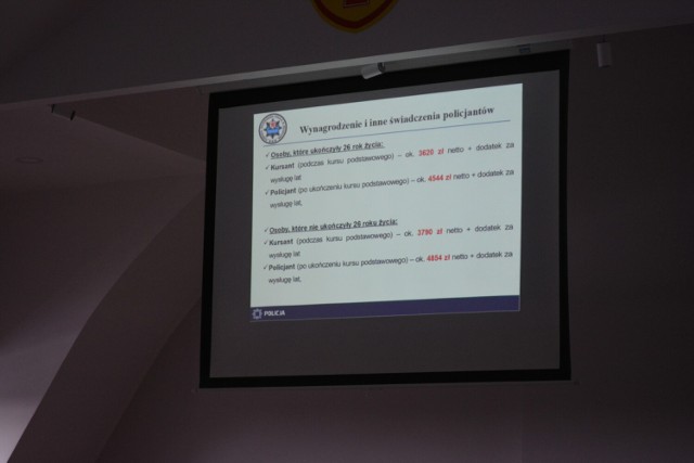 Plansza z zarobkami policjantów prezentowana na spotkaniu w Zespole Szkół nr 7 w Białym Borze.