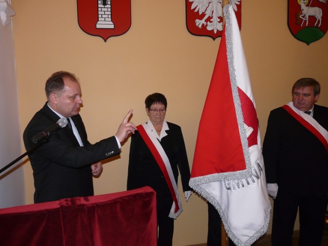 Podczas dzisiejszej sesji Rady Miejskiej Janusz Antczak został zaprzysiężony na burmistrza Wielunia. W swoim expose zapewniał, że będzie dążył do tego, aby Wieluń był miastem przyjaznym dla mieszkańców i inwestorów.