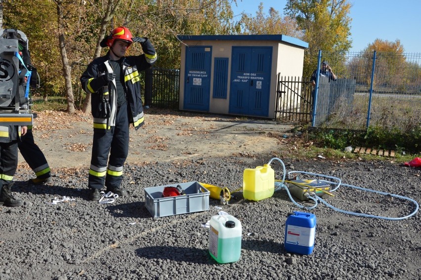 Na terenie byłych zakładów ogniotrwałych w Ostrowcu znaleźli butelki z kwasem azotowym [ZDJĘCIA]