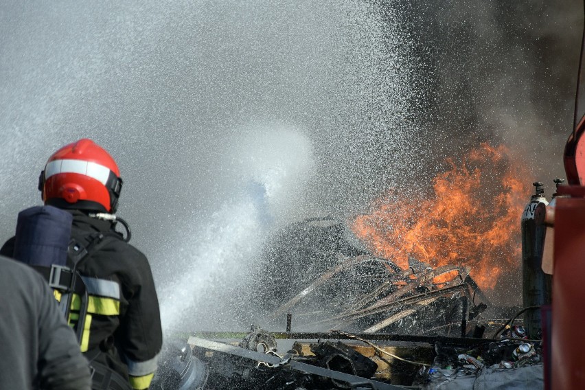 Pożar w zakładzie mechaniki pojazdowej w Miastku, kwiecień...