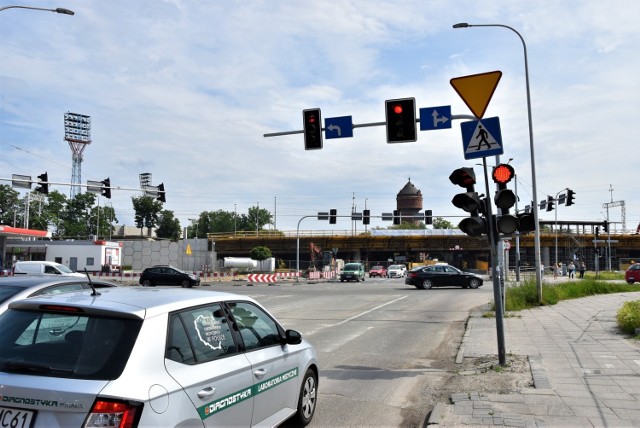 Centrum przesiadkowe Opole Wschodnie. W poniedziałek zamknięcie skrzyżowania ulicy Oleskiej z Batalionów Chłopskich i Bohaterów Monte Cassino. Ruch będzie poprowadzony bypassem. Kierowcy pytają czemu na placu budowy jest mało robotników.