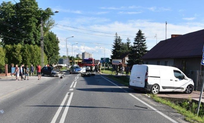 Tarnów. Wypadek motocyklisty na ul. Nowodąbrowskiej. 33-letni kierowca w szpitalu