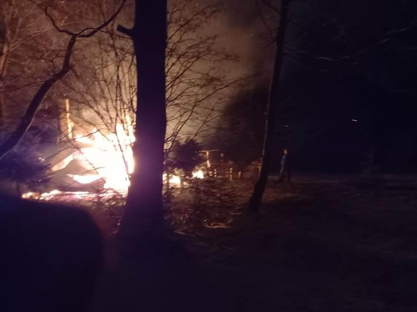 Pożar domku letniskowego w Ochotnicy Dolnej. Strażakom nie...
