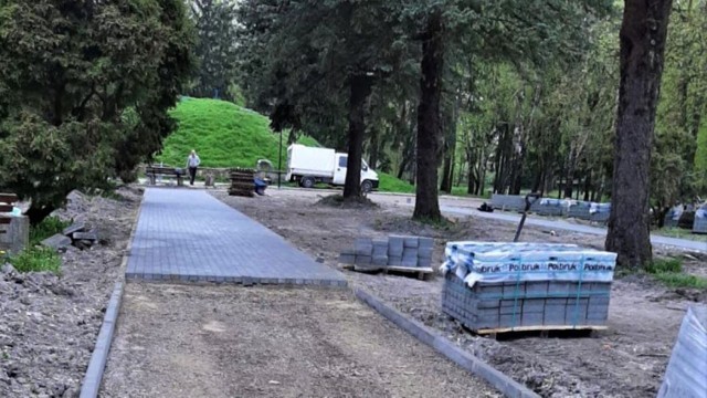 W Parku Miejskim   trwa  budowa ścieżek spacerowych z nawierzchni grysowej i z kostki betonowej. fot.