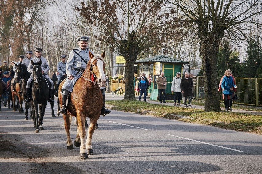 Wjazd Marszałka Józefa Piłsudskiego do Urzędowa - mieszkańcy uczczcili 100-lecie niepodległości Polski (ZDJĘCIA)