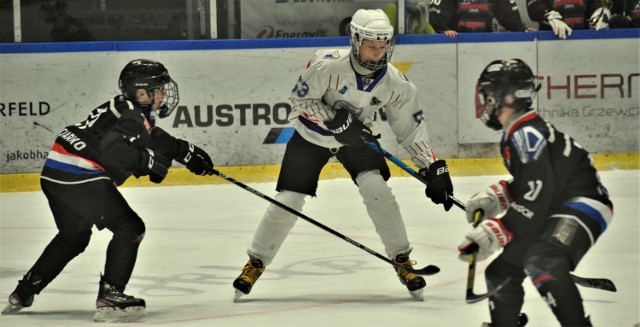 Hokejowa liga żaka starszego: UKH Unia Oświęcim - Niedźwiadki Sanok 10:2. Na zdjęciu: Piotr Płatacz (w białej koszulce), skompletował hat-tricka