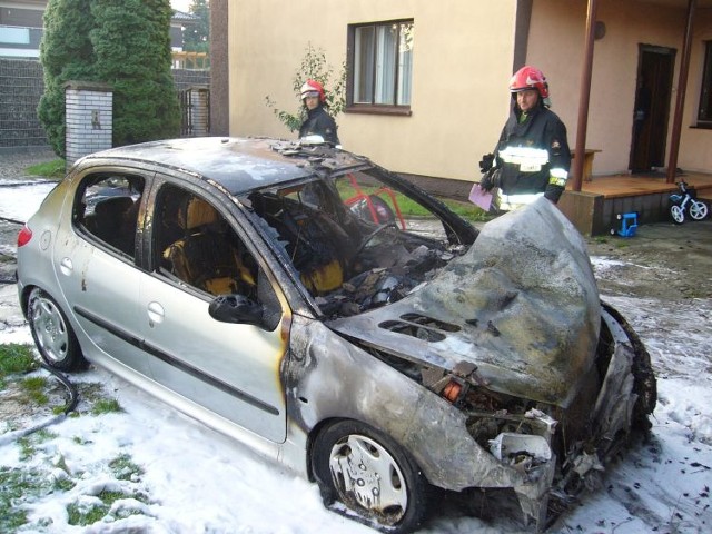 Pożar w Żorach: doszczętnie spłonął pojazd.