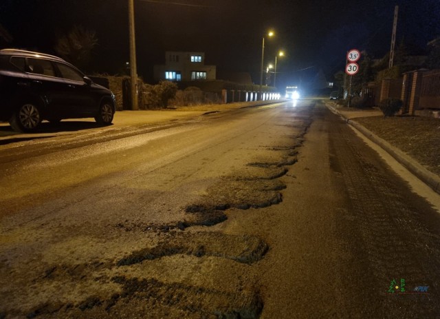 Z kieleckich ulic znika piach, który trafi tam w czasie zimowego utrzymania dróg.  Jeszcze w tym tym tygodniu mają się zakończyć  porządki. Po przejeździe zamiatarki czysto jest już na ulicy Fosforytowej na Podkarczówce. 
Na kolejnych zdjęciach zobacz porządki w mieście