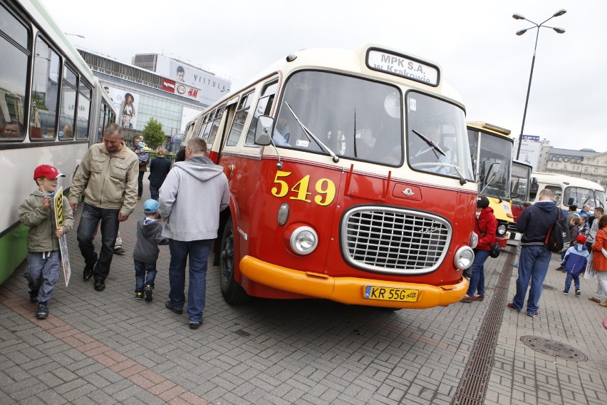 Parada zabytkowych autobusów przejechała stołecznymi ulicami...