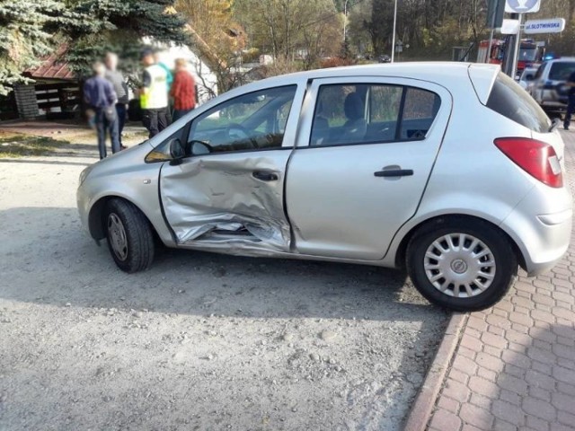 Na ul. Sądeckiej w Krynicy-Zdroju zderzyły się dwa auta. Dwie osoby trafiły do szpitala