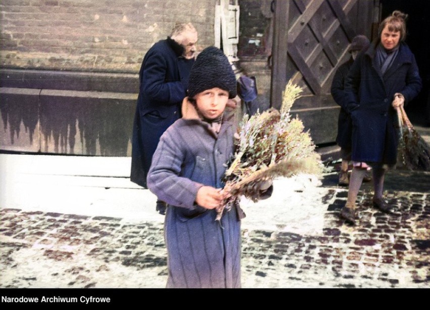 Chłopiec sprzedający palmy wielkanocne przed kościołem w...