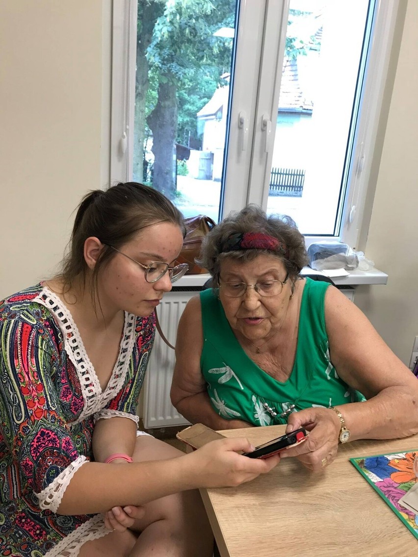 Seniorzy z Jagiellonki uczyli się obsługi telefonów. Z pomocą przyszła Młodzieżowa Rada Miejska