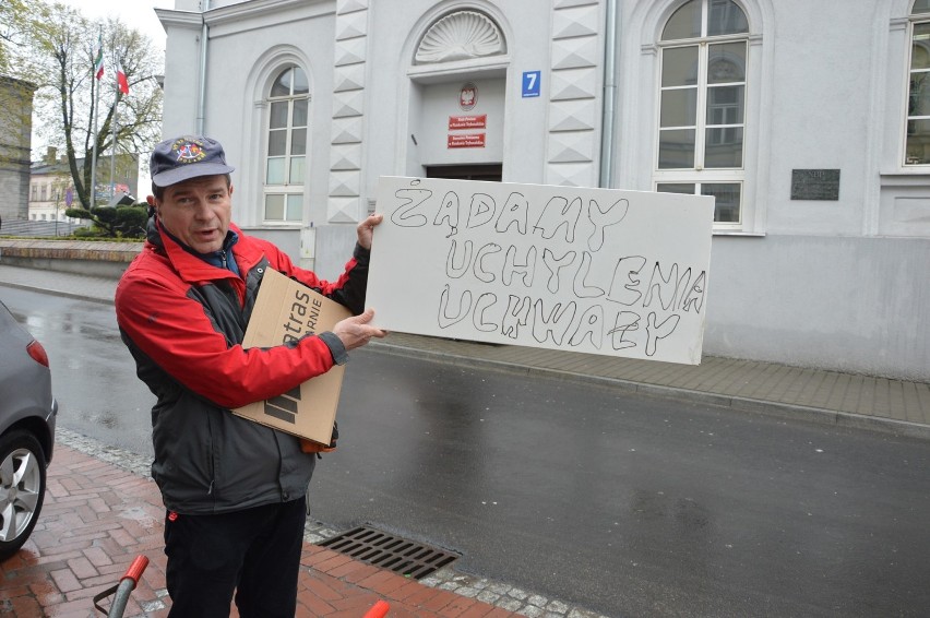Protest mieszkańca z taczką dla dyrektor PZOZ w Piotrkowie