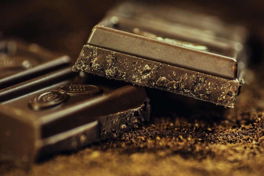 Regularne spożywanie gorzkiej czekolady może zmniejszyć...