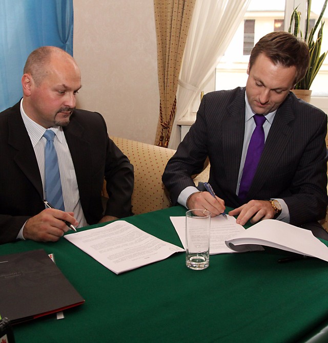 Robert Kozłowski (po lewej) podczas podpisania umowy sponsorskiej z Lubelskim Chmielem SA