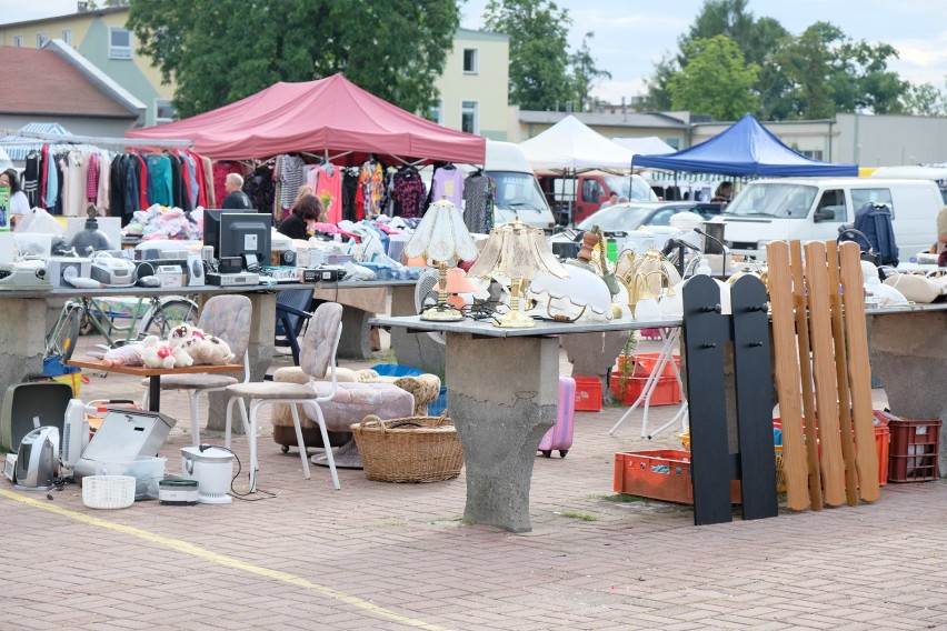 Na targowisku przy ulicy Lotników w Żarach mnóstwo warzyw i...