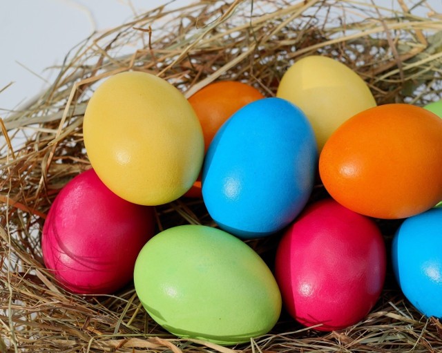 Każdy kolor pisanki ma inne znaczenie. Warto znać symbolikę koloru jajek wielkanocnych... a może przyniesie nam to miłość, dostatek i szczęście?