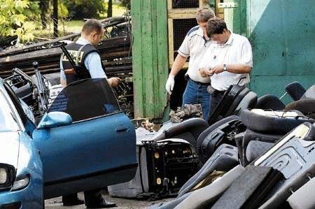 Złodziejska &quot;dziupla&quot; przy ul Tulipanowej. Wczoraj pracowali tu już tylko policjanci. Fot. Rafał Klimkieiwicz