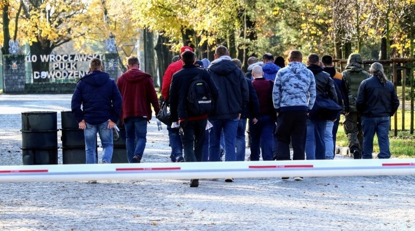 Mobilizacja w wojsku. Przed koszarami w Leśnicy tłumy [ZDJĘCIA]