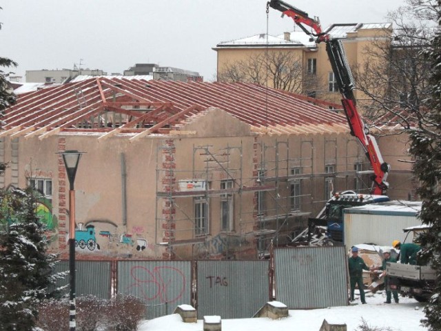 Budynek dawnego przedszkola przy ulicy Kapitulnej przypomina już galerię, która wprowadzi się tu po zakończeniu remontu.