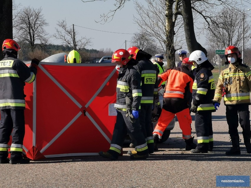 Tragiczny wypadek w powiecie włocławskim. Samochód uderzył w drzewo [zdjęcia]