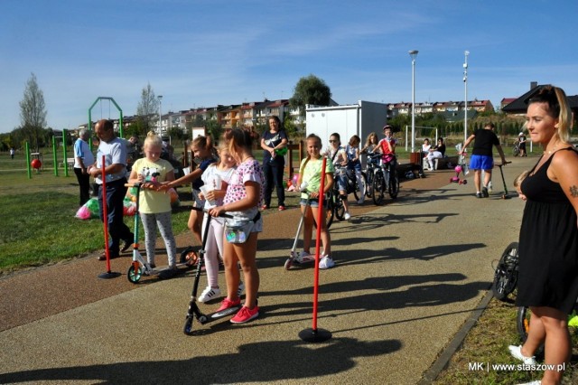 W sobotę 19 września Park Miejski imienia Górników Siarkowych w Staszowie zamienił się w wielki tor przeszkód. Dzieci i młodzież rywalizowali ze sobą na hulajnogach, rowerach i łyżworolkach testując granice swoich umiejętności. Świetna zabawa, mnóstwo uśmiechów, promowanie ekologicznych środków transportu i solidna dawka sportu czekały na wszystkich mieszkańców Staszowa z okazji Europejskiego Tygodnia Zrównoważonego Transportu.

W dniach 16-22 września obchodziliśmy Europejski Tydzień Zrównoważonego Transportu. W tym czasie promujemy alternatywne dla samochodów środki transportu, które nie szkodzą środowisku. Dzień bez samochodu w Staszowie obchodzono w sobotę 19 września w Parku Miejskim imienia Górników Siarkowych. Z tej okazji Ośrodek Sportu i Rekreacji w Staszowie przygotował wiele atrakcji, by promować sposoby poruszania się po mieście, które nie tylko są ekologiczne, ale również korzystnie wpływają na zdrowie. Dlatego alejki parku miejskiego zapełniły się rowerami, hulajnogami, łyżworolkami i deskorolkami. Wszyscy chętni mogli wziąć udział w zawodach sportowych rozgrywanych w wielu różnych konkurencjach. Na zwycięzców czekały nagrody w postaci kolorowych piłek, skakanek i innych gadżetów zachęcających do spędzania czasu na świeżym powietrzu.

Rywalizujących na torze wspierali Leszek Kopeć, burmistrz miasta i gminy Staszów i Ewa Kondek, zastępca burmistrza. Włodarze nie przyglądali się biernie sportowcom, lecz aktywnie brali udział w wyścigu rowerowym oraz instruowali dzieci jak na przykład skakać na skakance. Burmistrz i jego zastępca, wraz z Rafałem Glegołą, dyrektorem Ośrodka Sportu i Rekreacji w Staszowie, wręczali wspólnie nagrody uczestnikom sportowych zmagań.

Oprócz konkurencji na torze na wszystkich licznie zebranych czekało wiele atrakcji, jak dmuchane zjeżdżanlnie, kolorowe stoisko z zabawkami, balonami i watą cukrową. Najmłodszym na torze kibicowali rodzice, którzy również brali udział w sportowych zmaganiach. Piękna pogoda sprzyjała spacerom i wielu  mieszkańców postanowiło tego dnia spędzić aktywne popołudnie w zielonym Parku Miejskim.

Na kolejnych slajdach więcej zdjęć z imprezy>>>

Materiał UMiG Staszów