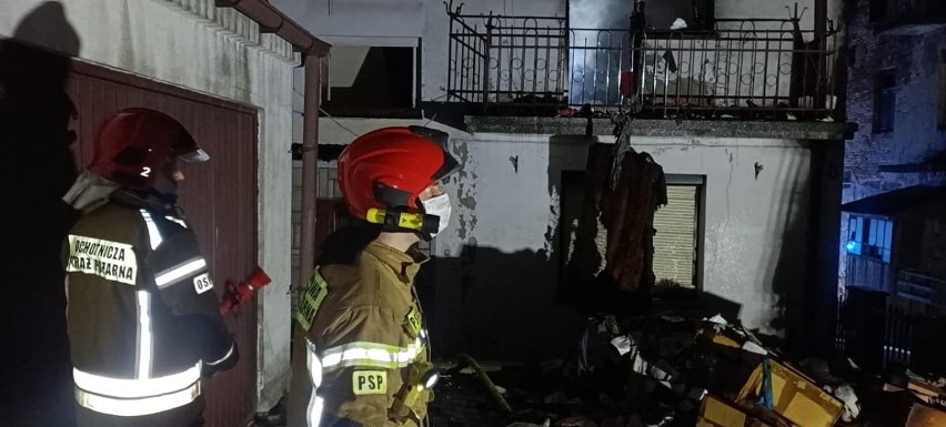 Pożar domu w Kraśniku. Z balkonu płonącego mieszkania kobieta wzywała pomocy. Zdjęcia