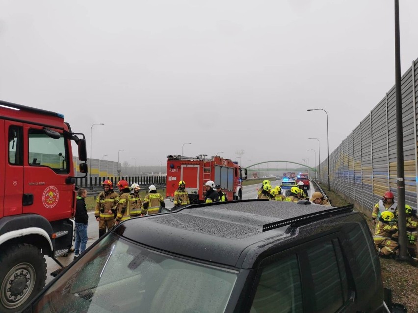 Wypadek na drodze S8 pod Łaskiem. Zderzenie 5 samochodów -...
