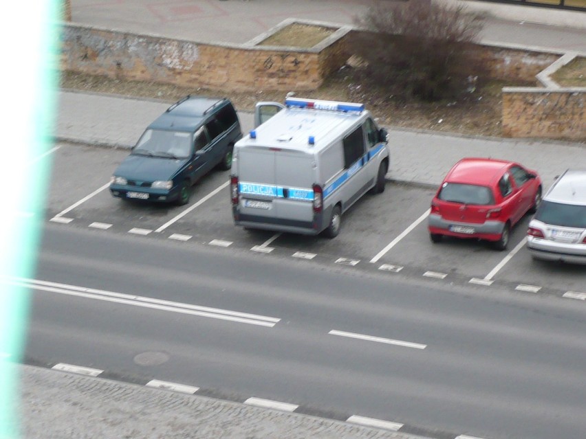 Radiowóz zajął aż dwa miejsca parkingowe