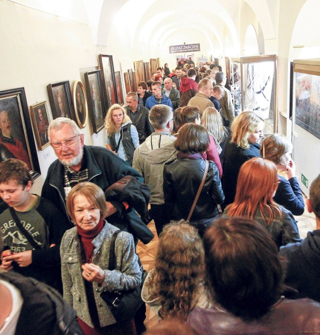 Muzeum Okręgowe
ul. 3 Maja

Zaprasza od godz. 19 do 1. - Wystawa „Wojownik i księżniczka. Archeologia - medycyna sądowa - sztuka” to próba odwzorowania postaci sprzed 4 tys. lat przy pomocy nowoczesnych nauk - zachęca Bogdan Kaczmar, dyr. muzeum. Goście zobaczą też polskie monety znalezione na terenie Królestwa Węgier od XVI do XVII w. Muzeum pokaże nowy nabytek - obraz Aleksandra Świeszewskiego. Zapraszają też galerie: rzemiosła artystycznego, malarstwa polskiego i europejskiego. Będą ekspozycje: „Żołnierz polski 1914-1945. Kolekcja Jana Partyki”, „Odkopana przeszłość - pradzieje Polski płd.-wsch. Zaprezentowany zostanie projekt „Wirtualne muzea Podkarpacia”.