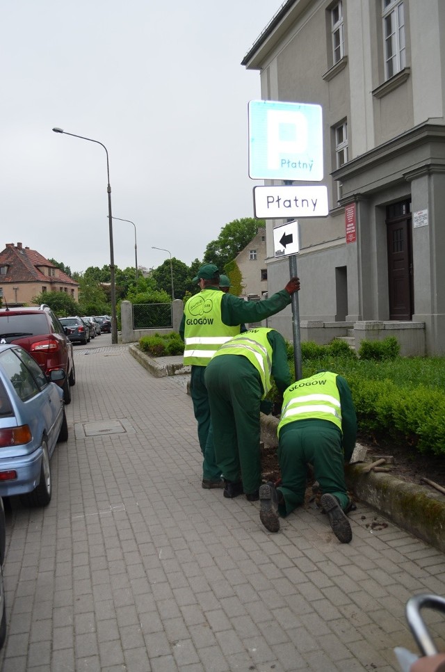 Płatna Strefa Parkowania - montowanie znaków przy ulicy Grunwaldzkiej