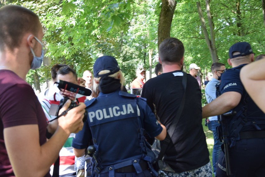 Komenda Miejska Policji w Suwałkach poszukuje świadków incydentu podczas spotkania z Rafałem Trzaskowskim, kandydatem na Prezydenta RP