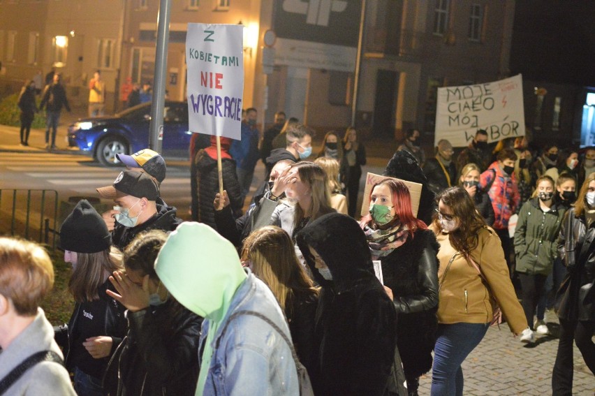 Kolejny protest po decyzji Trybunału Konstytucyjnego w Rawiczu. "Nie igraj z nami rawiczankami. Łapy precz od naszych ciał" [ZDJĘCIA]