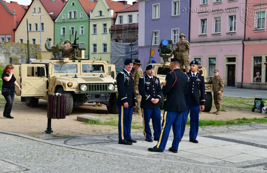 Mieszkańcy Bolesławca zatańczyli na rynku poloneza. Tańczyli też żołnierze US Army! [ZDJĘCIA/WIDEO]