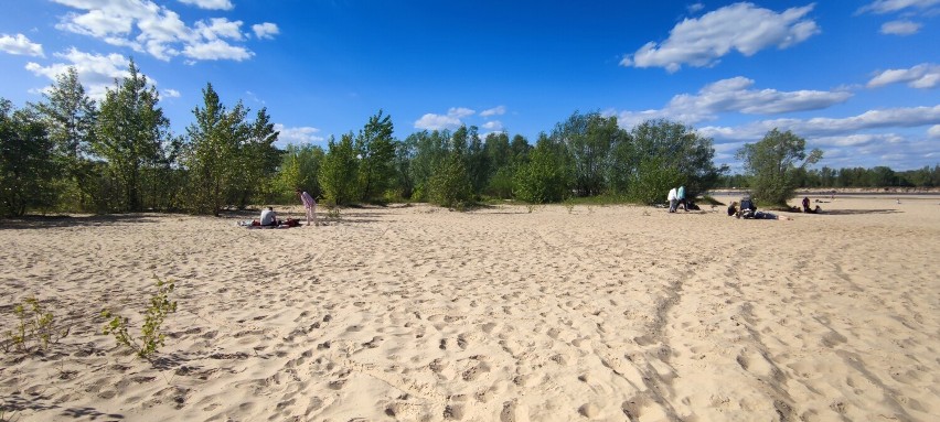 Ukryta plaża w Ciszycy pod Warszawą. Wygląda obłędnie, ale nie powinno się tam wchodzić