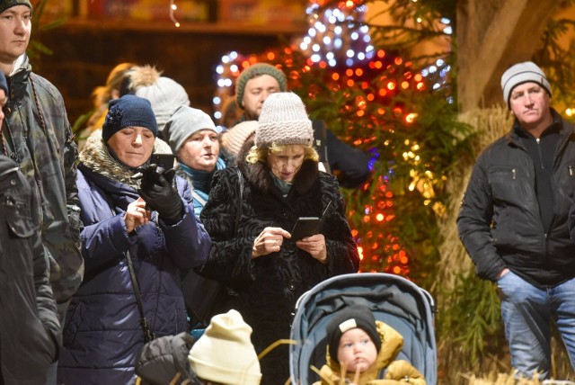 Tak kolędowaliście dziś wspólnie w szopce bożonarodzeniowej na Rynku Nowomiejskim w Toruniu. Zobaczcie naszą galerię zdjęć z występu duetu Lucy and Fred!