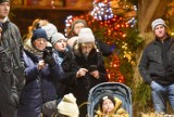 Tak mija świąteczny czas w Toruniu. Kolędowanie z duetem Lucy and Fred w szopce na Rynku Nowomiejskim! [zdjęcia]