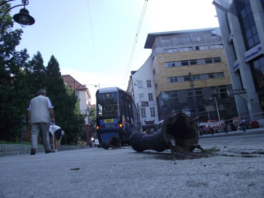 Wrocław: Wykolejony tramwaj ścinał słupki stojące wzdłuż jezdni