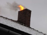 Na alarm - płomienie w kominie