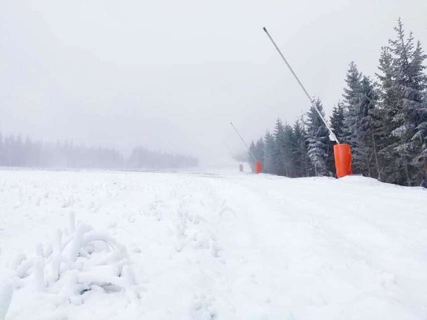 Rozpoczęcie sezonu narciarskiego w Beskidach opóźnia się. Na razie tylko nieliczne armatki poszły w ruch [ZDJĘCIA]