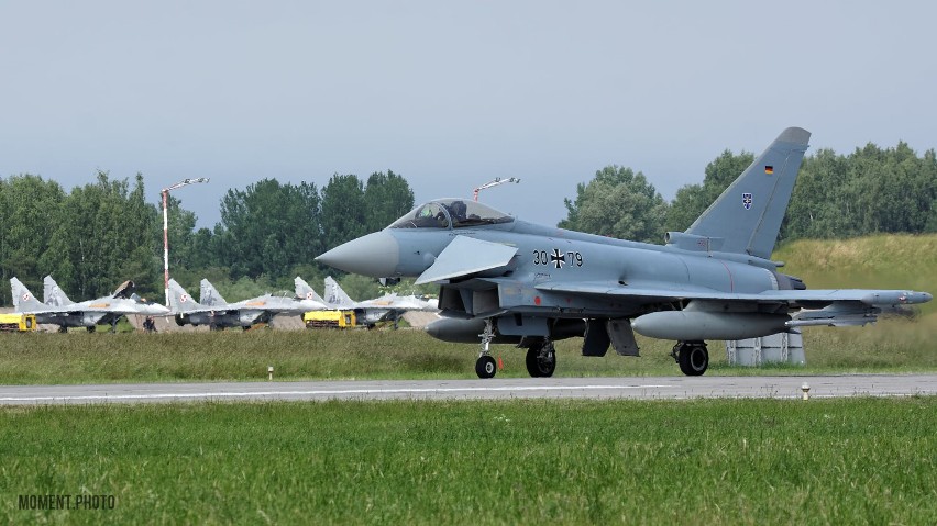 Malbork. Niemieccy piloci na Eurofighterach z krótką wizytą w 22 BLT. Na dłużej zagoszczą MiGi-29 z Mińska Mazowieckiego