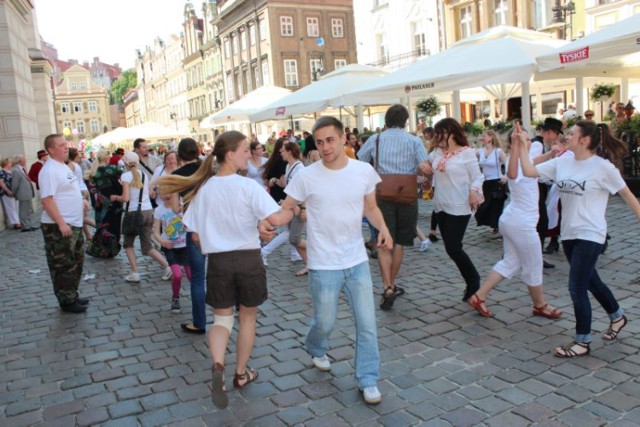 W niedzielę na Starym Rynku można było zobaczyć tłum tańczących ...