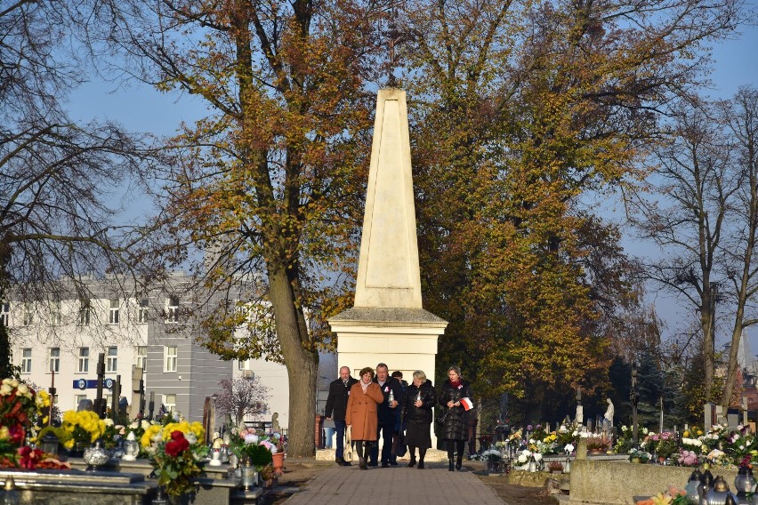 W Żninie, na cmentarzu mieszkańcy Gogółkowa złożyli kwiaty...