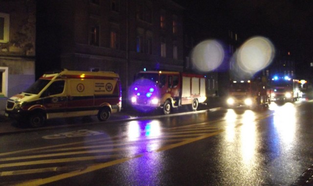 Błyskawiczna interwencja służb ratunkowych zapobiegła tragedii w budynku wielorodzinnym przy ul. 11 Listopada w Wałbrzychu