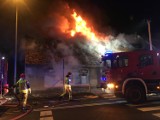 Duży pożar na ulicy Poznańskiej. Strażacy walczą z ogniem