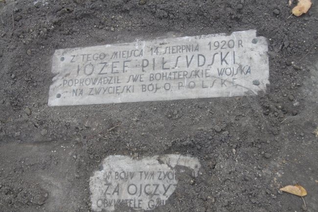 Dęblin: Odkopali zaginiony pomnik (ZDJĘCIA)